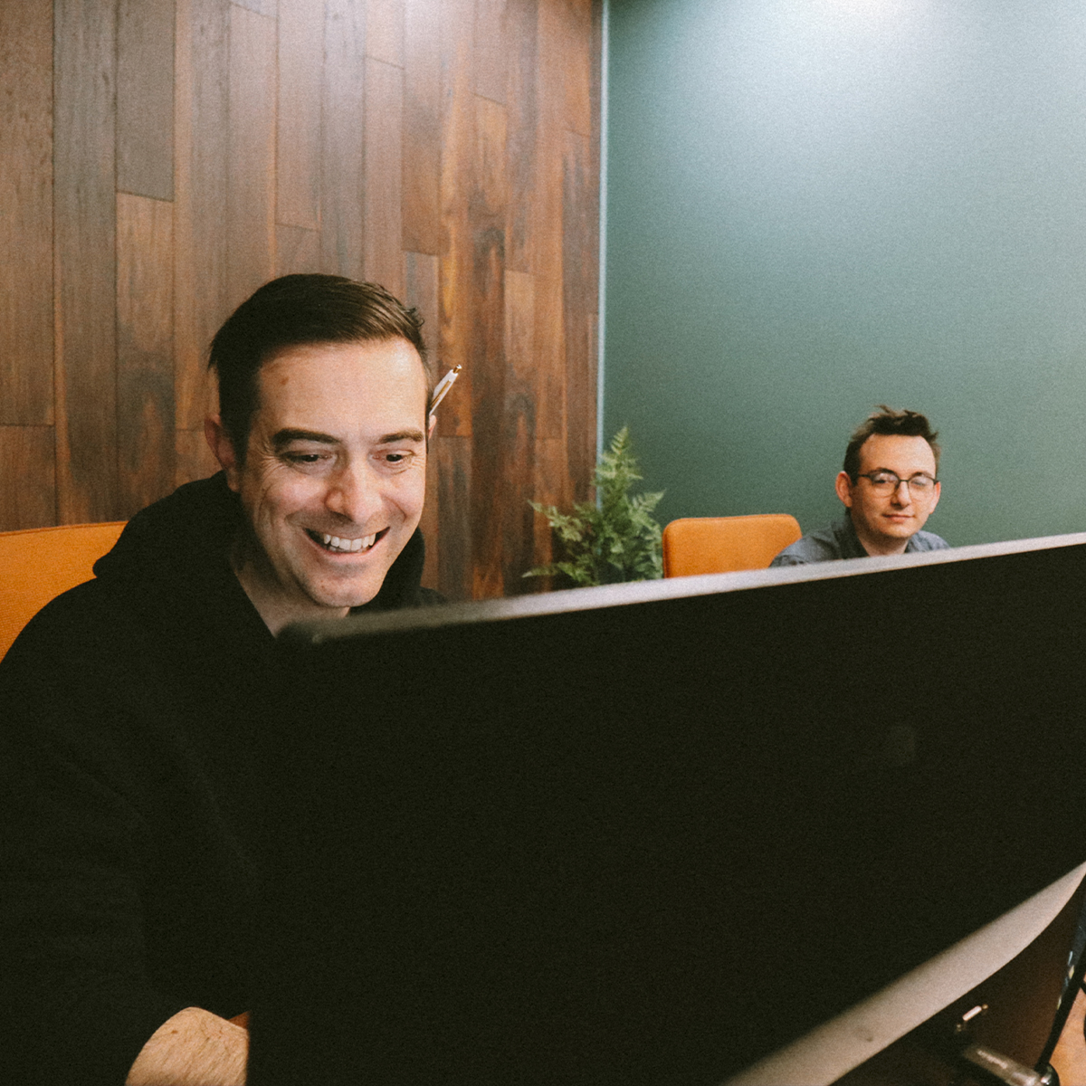 David et Thibault travaillent en souriant