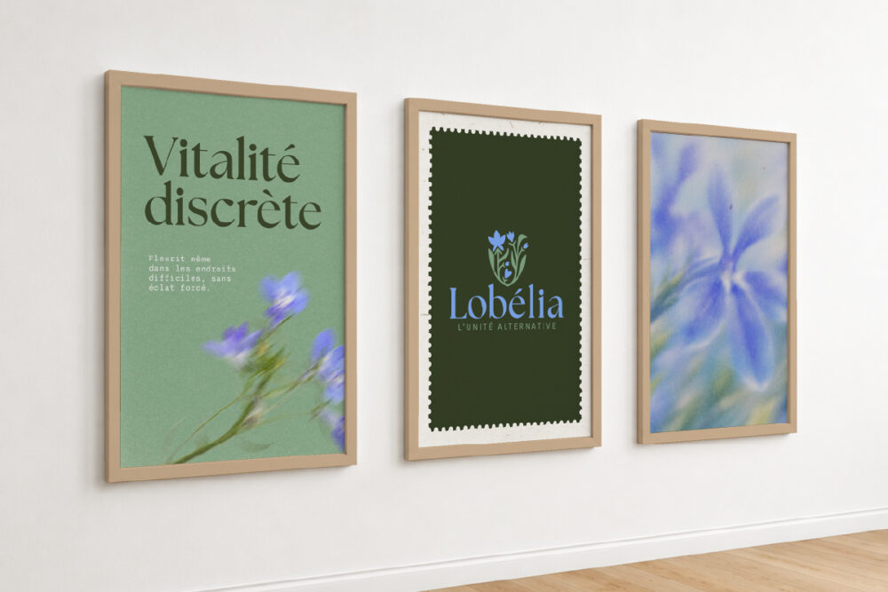 Affiches avec le logo, des fleurs et une phrase