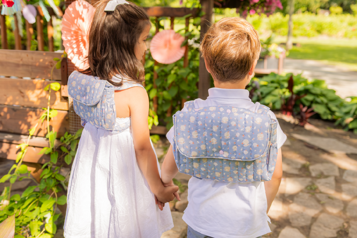 Enfants avec des sac-à-dos